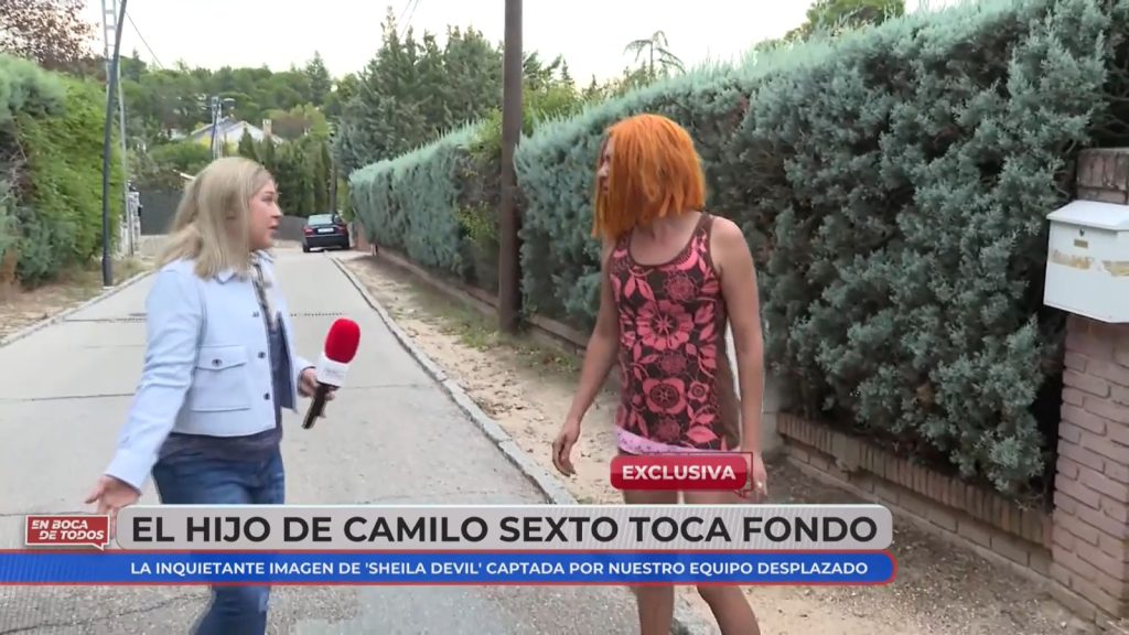 Camilo Blanes, hijo de Camilo Sesto, que ahora se hace llamar Sheila Devil, se encara a una periodista de 'En boca de todos' (Mediaset).