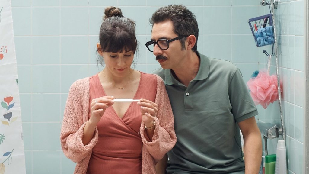 Eva Ugarte y Berto Romero en una escena de la serie Mira lo que has hecho (Movistar Plus+).
