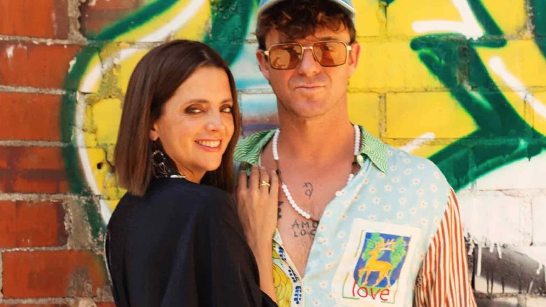 Aldo Comas posando con su estilo cn su mujer (Instagram.