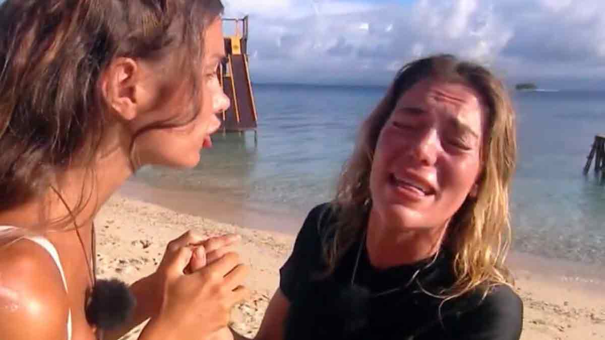 Claudia de Supervivientes 2026 llorando al activar el protocolo de abandono en la isla (Foto: Mediaset).