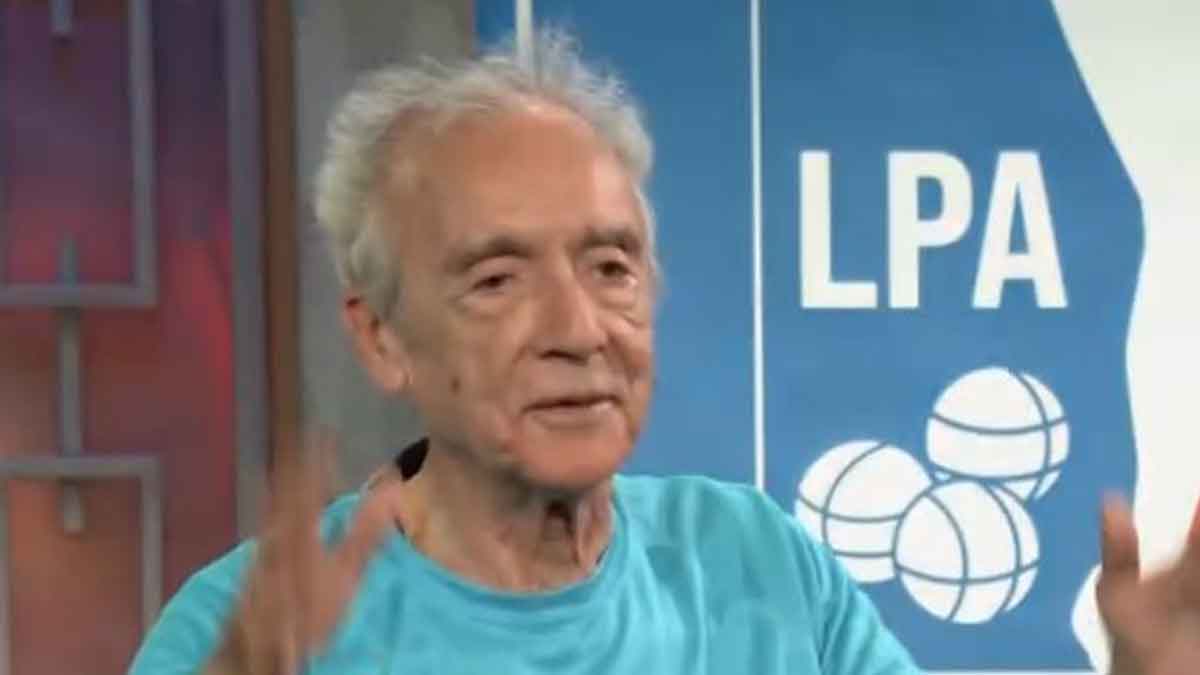 El escritor Juan José Millás en el plató de La Revuelta (RTVE).