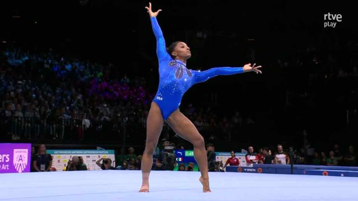 Simone Biles en uno de sus ejercicios (RTVE).