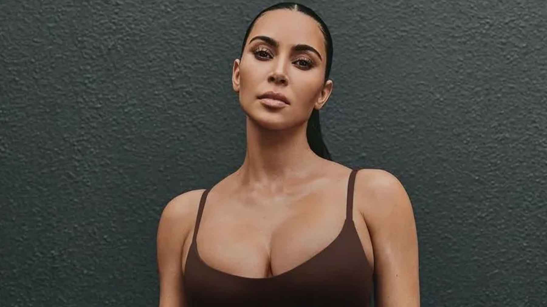 Kim Kardashian entrenando rutina de 7 ejercicios y 12 repeticiones (Instagram).