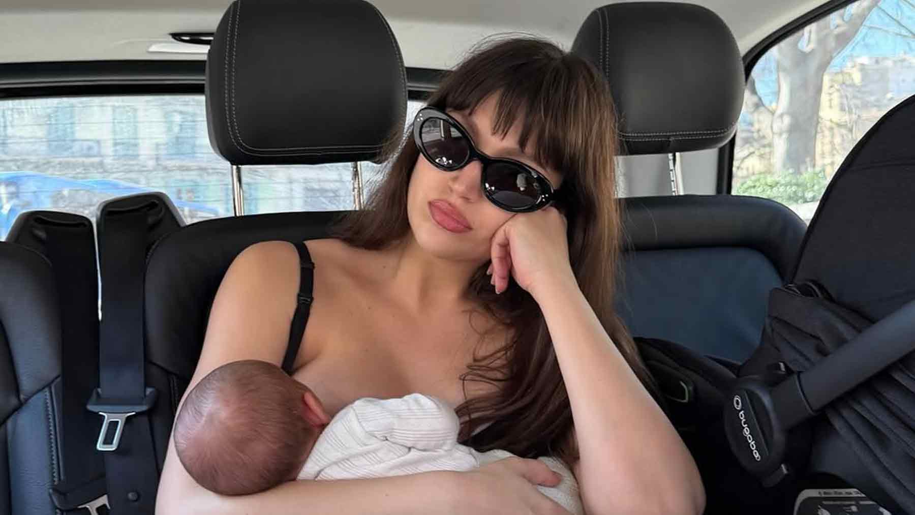 Úrsula Corberó en una foto junto a su hijo (Instagram).