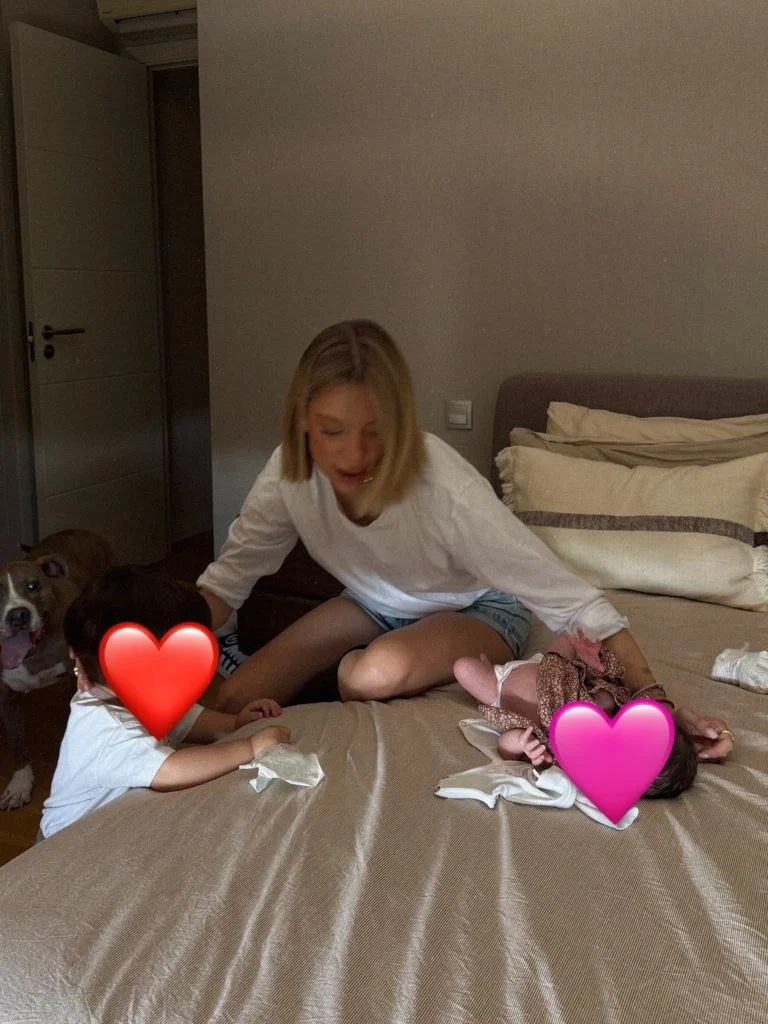 Alejandra Rubio junto a Carlo y Tessa, sus dos hijos (Instagram).
